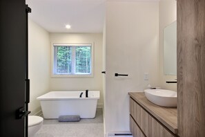 Ensemble douche/baignoire, sĂšche-cheveux, serviettes fournies, savon