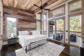 3 bedrooms, free WiFi, bed sheets - Modern River Retreat - Hot Tub Soaks with River Views, Cozy Fireside Chats & Drinks from the Wet Bar (Blue Ridge)