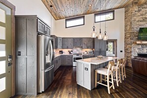 冰箱、微波炉、洗碗机、厨具/餐具