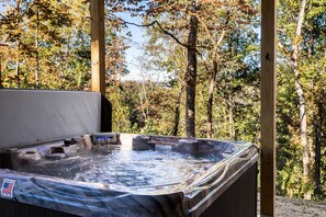 Outdoor spa tub - Modern River Retreat - Hot Tub Soaks with River Views, Cozy Fireside Chats & Drinks from the Wet Bar (Blue Ridge)
