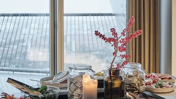 Sarapan prasmanan setiap hari (DKK 140 per orang)