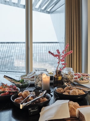 Petit déjeuner buffet (140 DKK par personne)