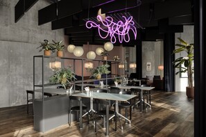 Breakfast and dinner served - A Place To Hotel Esbjerg (Esbjerg)