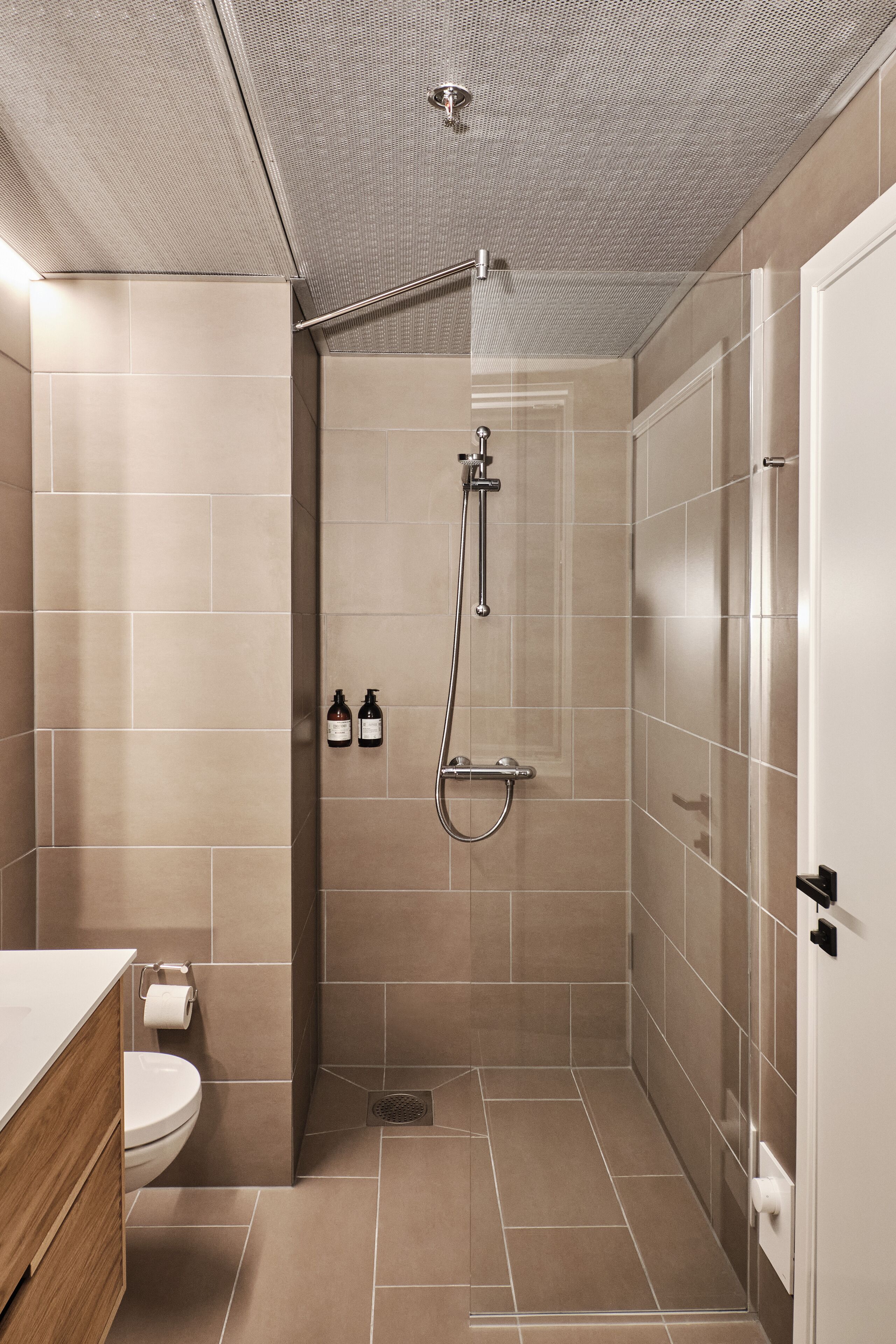 Ein modernes Badezimmer mit Dusche, Toilette und Waschbecken.