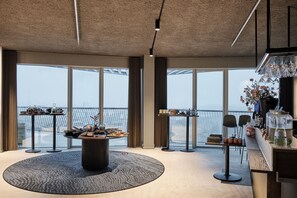 Petit déjeuner buffet (140 DKK par personne)