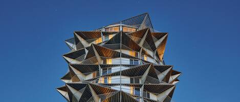 Façana frontal de l'allotjament (vespre/nit)