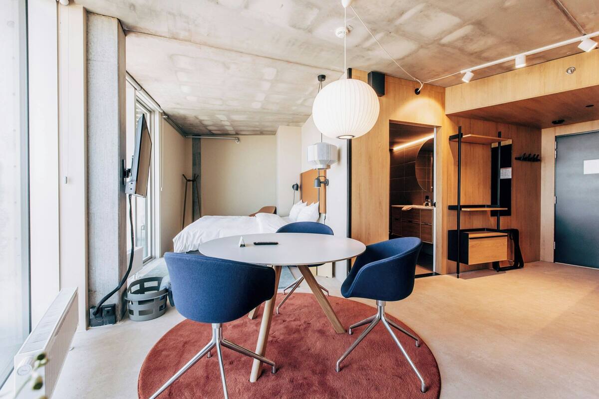 Espace de travail pour ordinateur portable, fer et planche à repasser