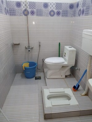 디럭스 트리플룸 | 욕실 | 샤워 시설, 무료 세면용품, 타월