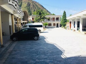 Free self-parking - Muree Continental Hotel (Murree)