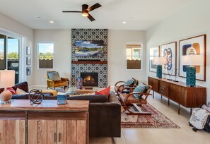 Smart-TV, Kamin, Bücher