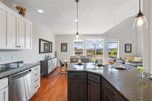 冷蔵庫、電子レンジ、オーブン、コンロ