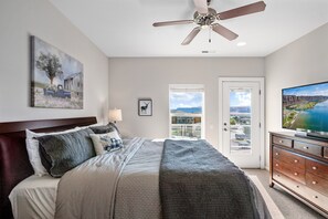 3 bedrooms, iron/ironing board, travel crib, free WiFi - Luxury @ Crescent Bar! Pool & Free Golf! (Quincy)