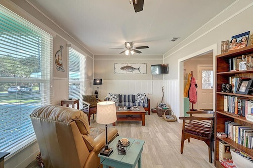 SUPER CUTE COASTAL BEND COTTAGE! Book your August & September get away soon!!