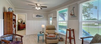 SUPER CUTE COASTAL BEND COTTAGE! Book your 2026 summer vacay soon!