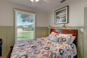 2 bedrooms, desk, iron/ironing board, free WiFi - SUPER CUTE COASTAL BEND COTTAGE! Book your 2026 summer vacay soon! (Fulton)