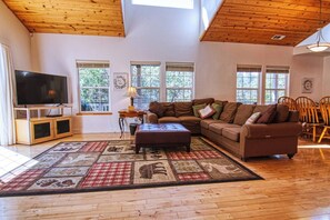 テレビ、暖炉、テレビゲーム、テーブルサッカー台