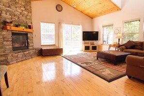 TV, fireplace, video games, foosball - LAKE ESCAPE at Pine Mountain Lake (Groveland)