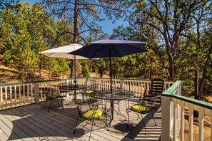 Outdoor dining - LAKE ESCAPE at Pine Mountain Lake (Groveland)