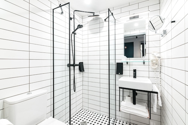 Standard Double Room | Bathroom | Shower, rainfall showerhead, free toiletries, hair dryer
