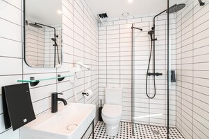Quarto casal econômico | Banheiro | Chuveiro, chuveiro com efeito de chuva, produtos de toalete grátis 