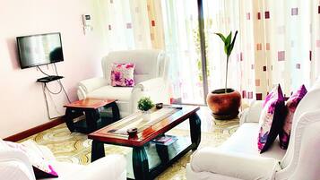 Eenvoudige kamer | Individueel gemeubileerd, een bureau, een laptopwerkplek