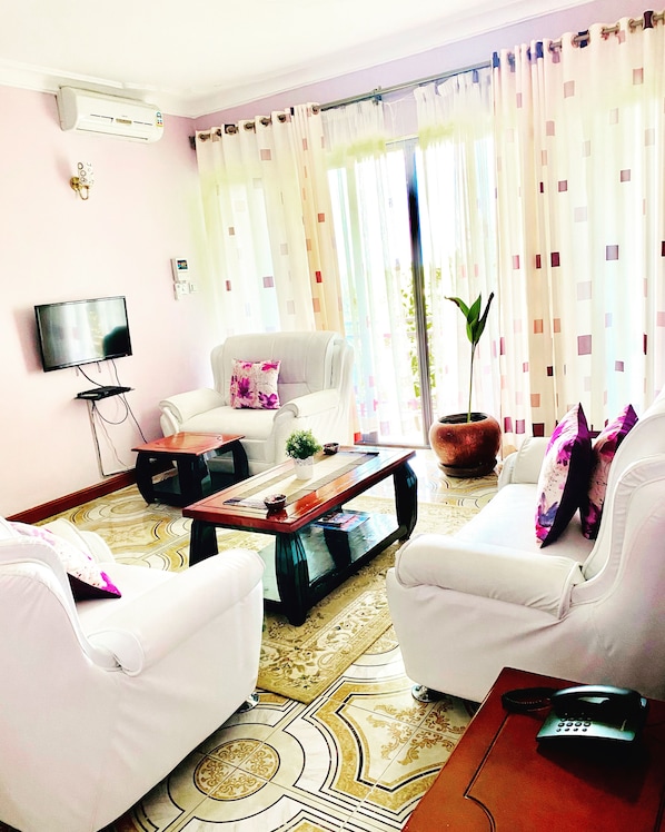 Individually furnished, desk, laptop workspace, blackout drapes - CRYSTAL APARTMENT HOTEL AND LODGES (Entebbe)