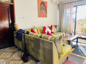 Individually furnished, desk, laptop workspace, blackout drapes - CRYSTAL APARTMENT HOTEL AND LODGES (Entebbe)