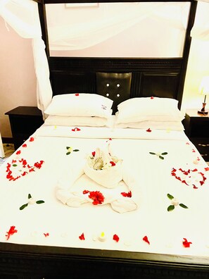 Muebles diferentes, escritorio y espacio para trabajar con laptop 