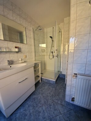Bathtub, hair dryer, towels, soap - Cozy vacation home with terrace and garden (Bad Harzburg)