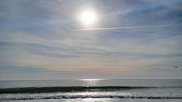 Nær stranden, solsenger og strandhåndklær