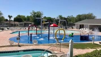 Innendørsbasseng og utendørsbasseng