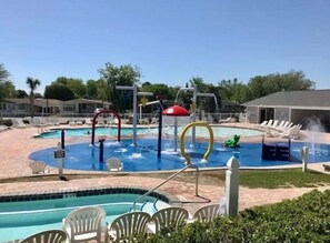 Alberca techada y alberca al aire libre