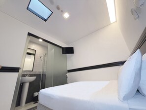Habitación doble estándar, sin ventanas (SkyLight) | Wifi gratis y ropa de cama 