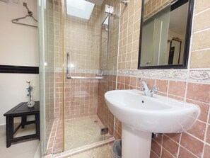 Shower, rainfall showerhead, free toiletries, hair dryer - The Snooze Hotel Marine Parade (Singapore)