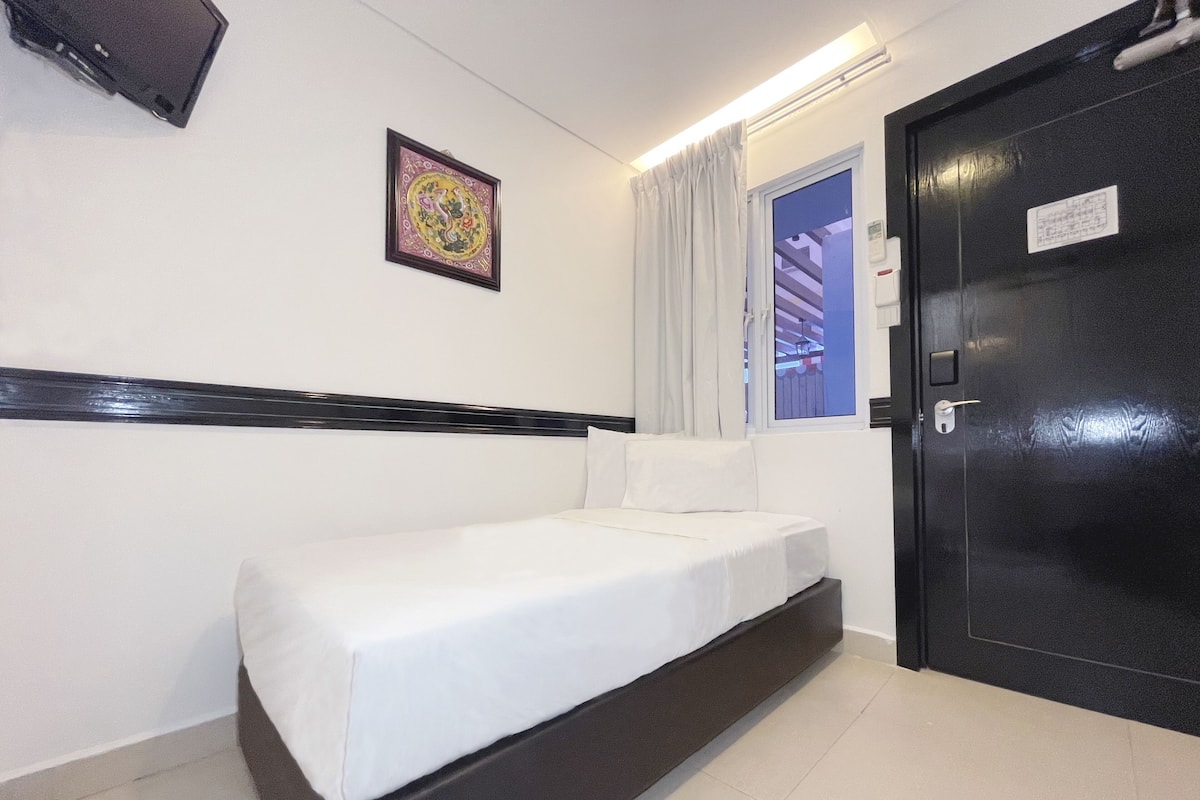 Free WiFi, bed sheets
