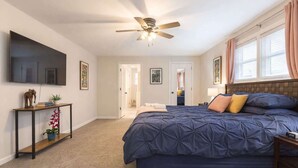 A bedroom with a bed, a ceiling fan, a TV, and a nightstand. - *The Comfy King Ranch*King Bed Suite*Fast Wi-Fi (Worth)