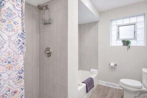 Combined shower/tub, hair dryer - *The Comfy King Ranch*King Bed Suite*Fast Wi-Fi (Worth)