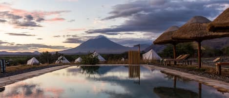 Una piscina al aire libre