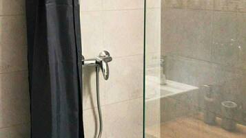 Douche, sĂšche-cheveux, serviettes fournies, savon