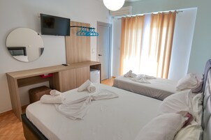 Habitación triple, balcón | Ropa de cama