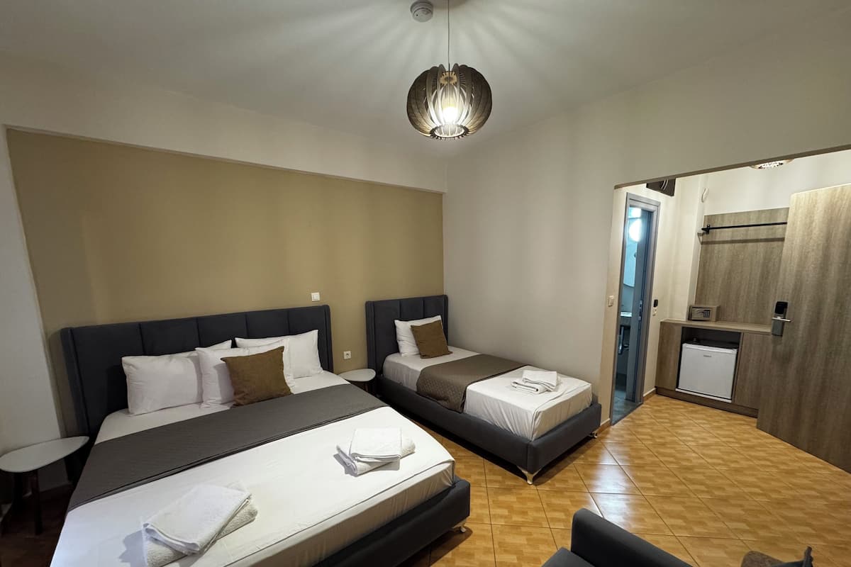 Chambre Triple, balcon | Draps fournis