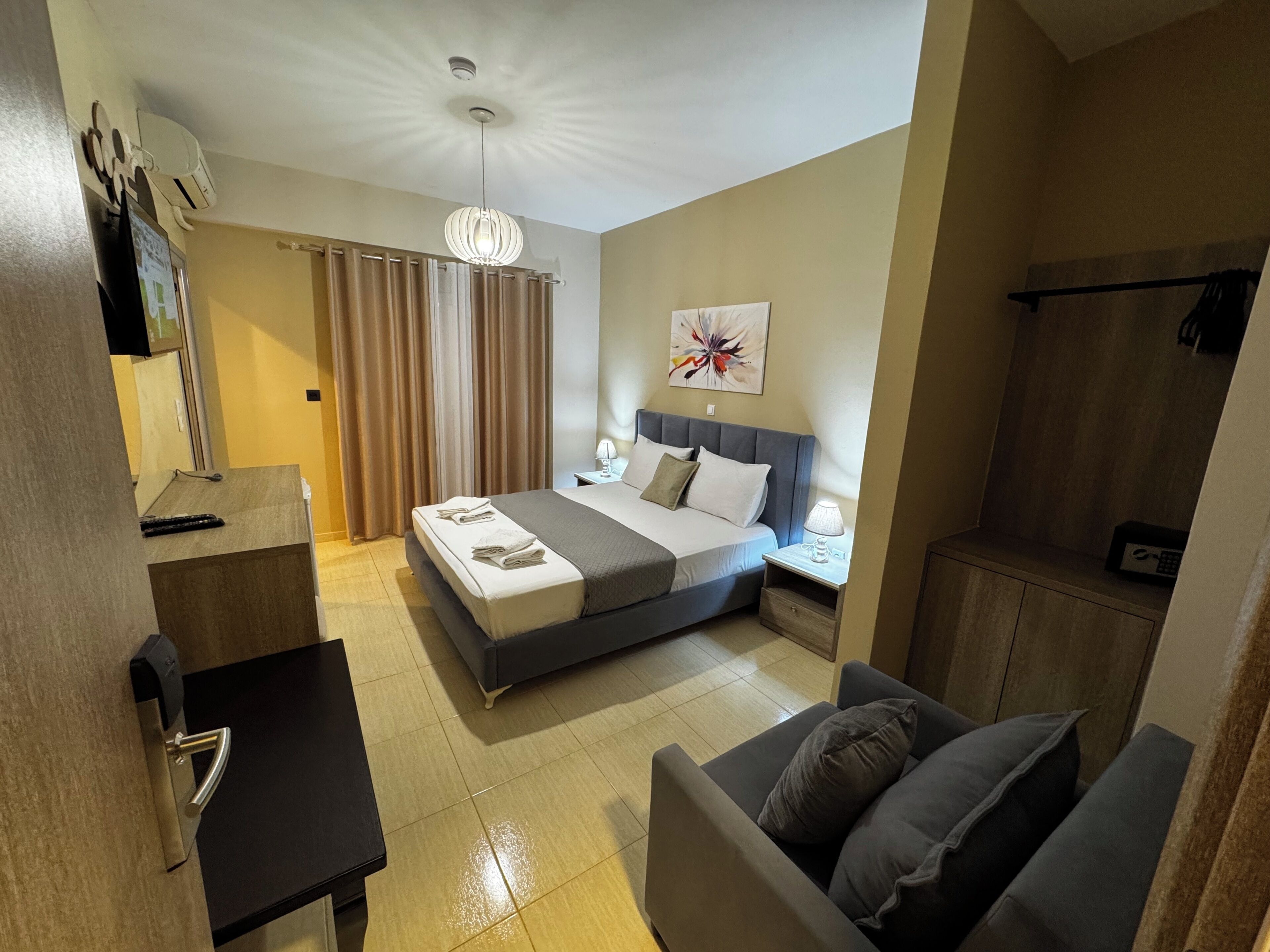 Economy kamer, 1 tweepersoonsbed of 2 eenpersoonsbedden | Badkamer | Een haardroger, handdoeken