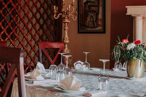 3 restaurants, servant le déjeuner et le dßner; cuisine internationale