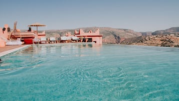 2 piscines extérieures, cabanons gratuits, parasols de plage