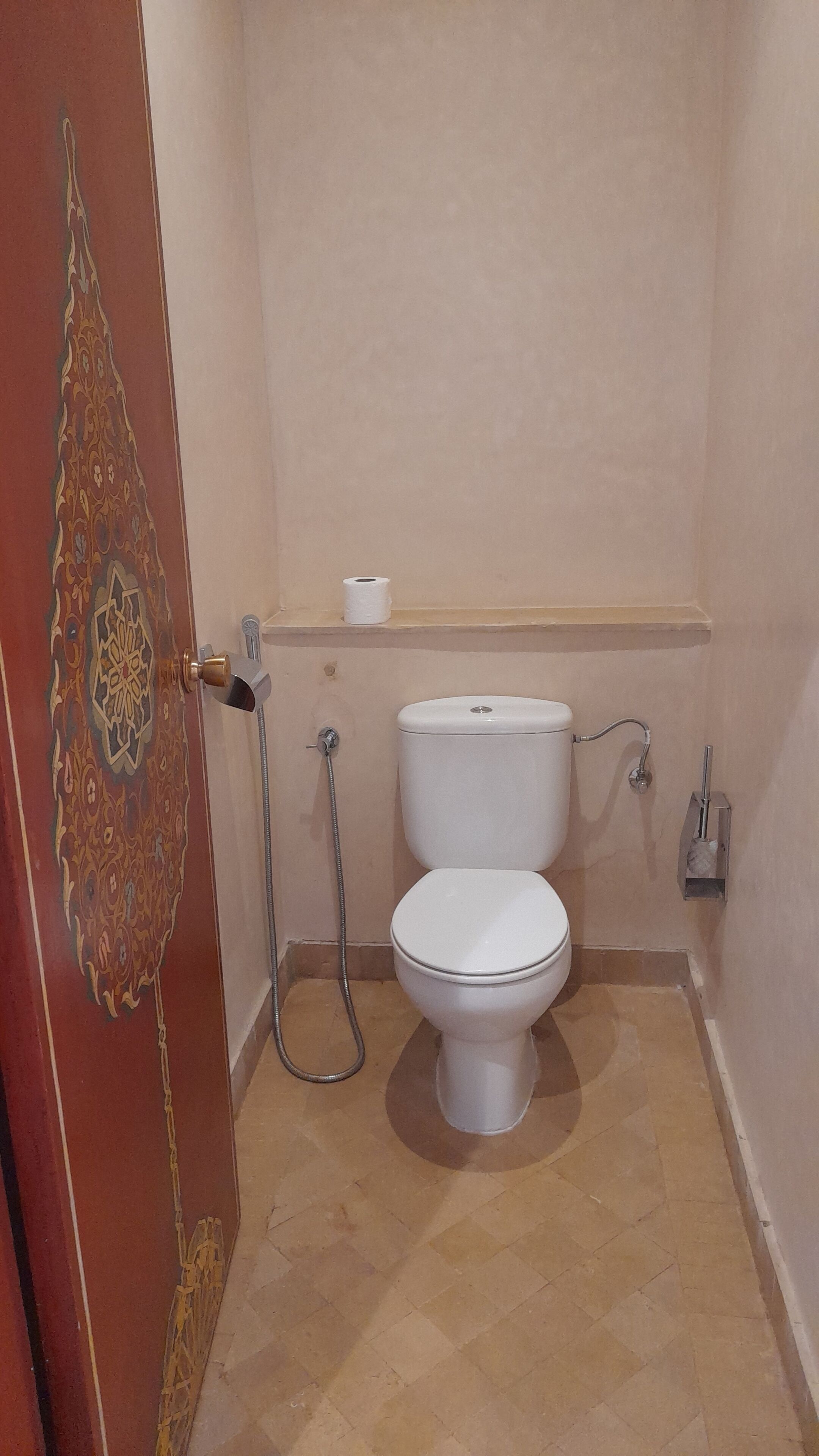 Un baño con inodoro, ducha y lavamanos.