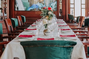 3 restaurants servant le petit déjeuner, le déjeuner et le dîner