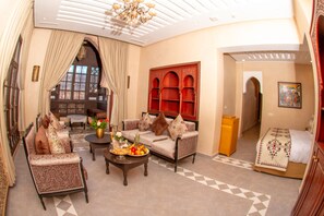 Junior Studio | Minibar, in-room safe, desk, laptop workspace