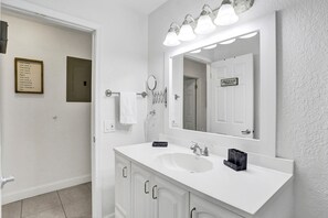 Ensemble douche/baignoire, sèche-cheveux, serviettes fournies, savon