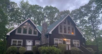 Dahlonega Wine Country Escape, Renovated Creekside Cabin with Large Yard & BBQ!