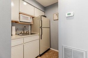 コーヒー / ティーメーカー、冷蔵庫、電子レンジ、トースター